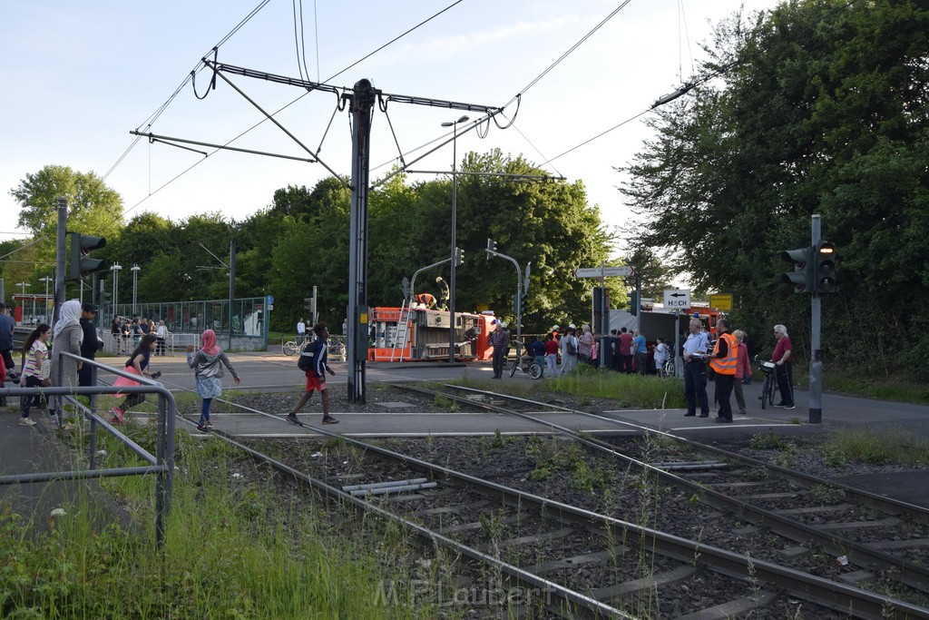 TLF 4 umgestuerzt Koeln Bocklemuend Ollenhauer Ring Militaerringstr P035.JPG - Miklos Laubert